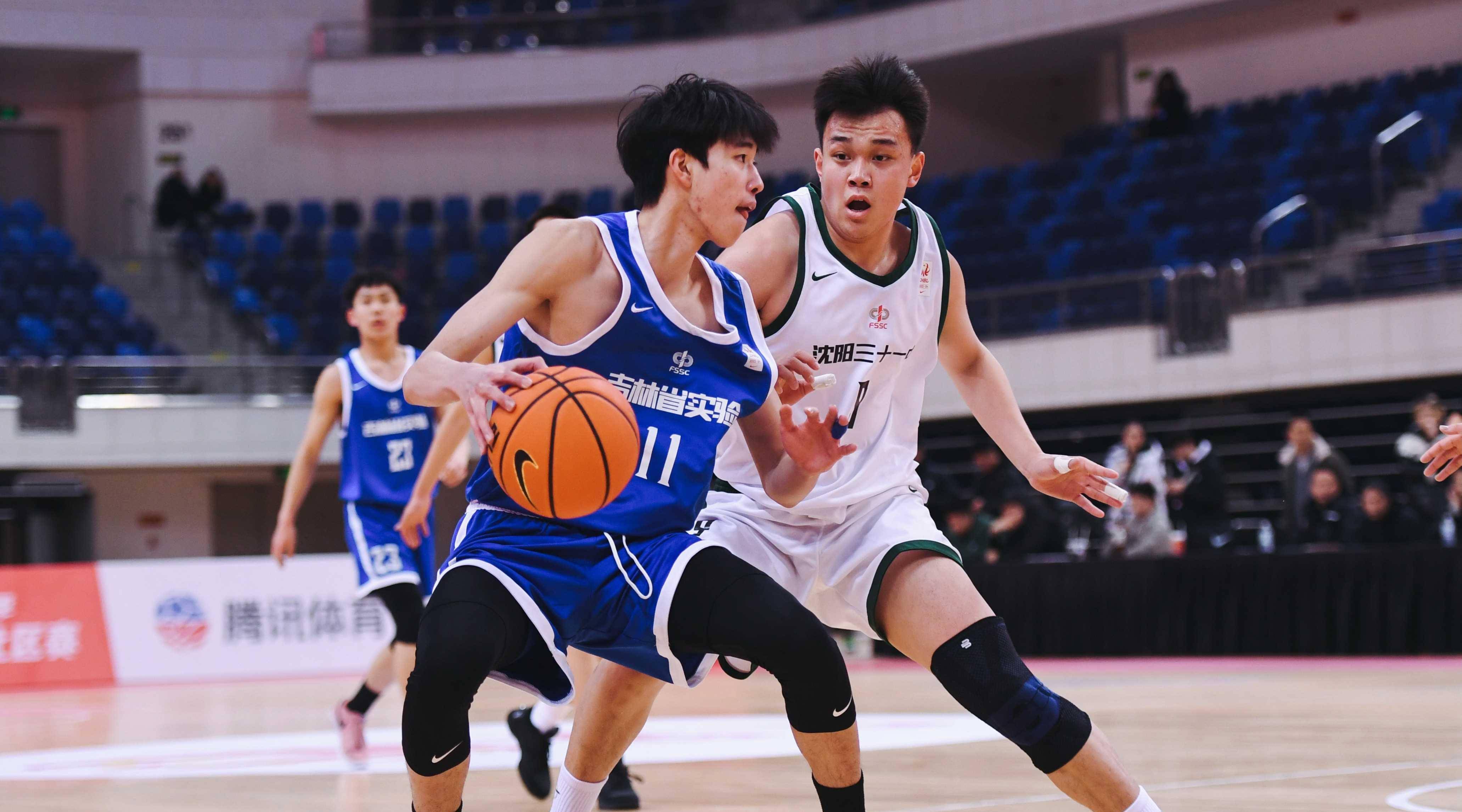 篮球惊险逆转取胜，粉丝狂欢不已