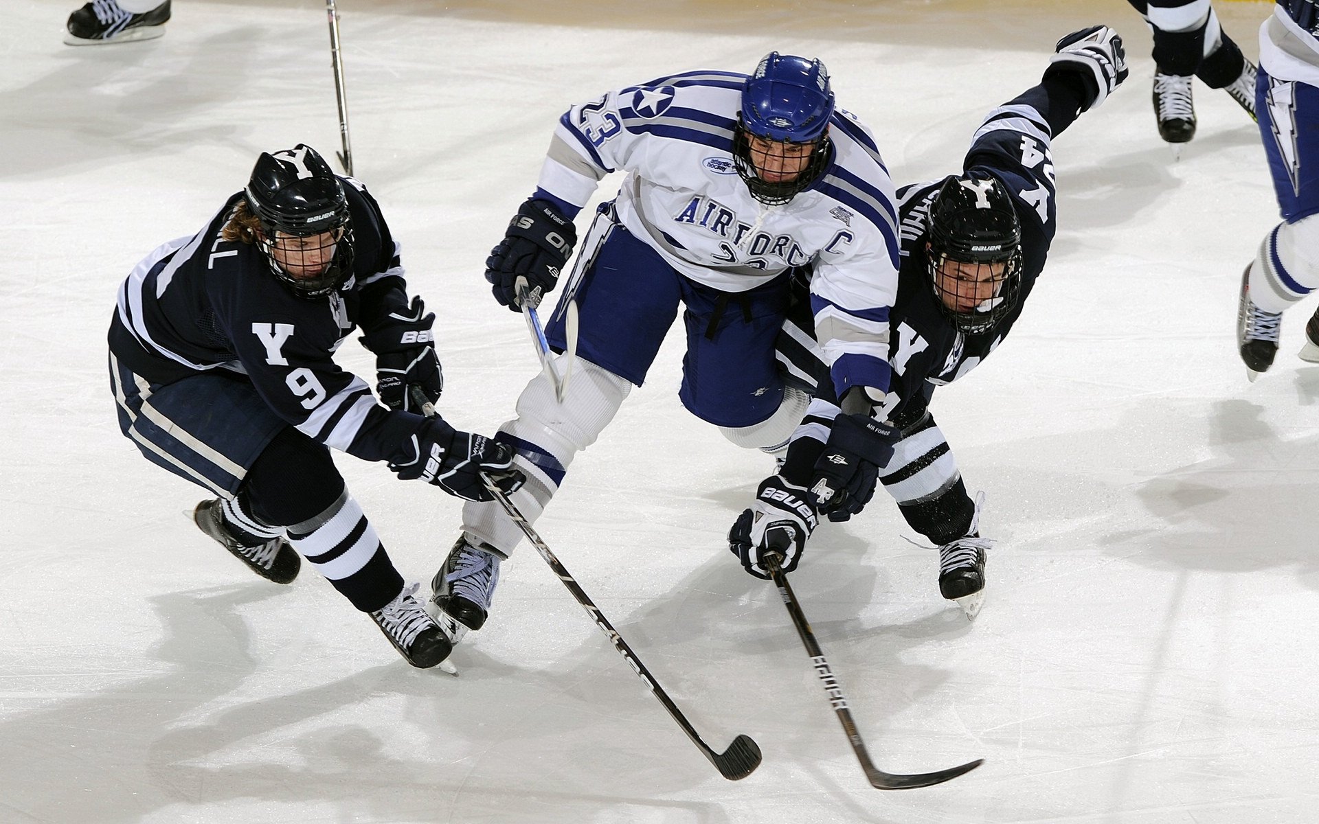 小贾伦引领攻防旋风 湖人一锤定音终结太阳光芒
